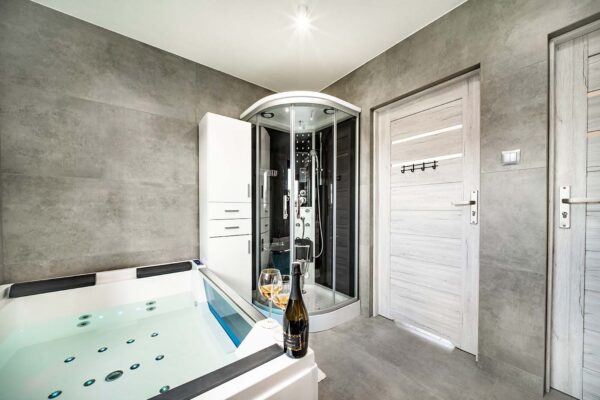 Domek Hot Tub. Jacuzzi, Sauna Chillout Kołobrzeg. Domek wakacyjny Kołobrzeg. Domek Charzyno