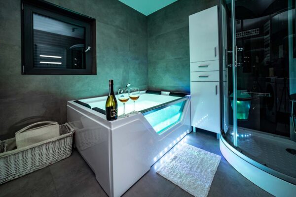 Domek Hot Tub. Jacuzzi, Sauna Chillout Kołobrzeg. Domek wakacyjny Kołobrzeg. Domek Charzyno